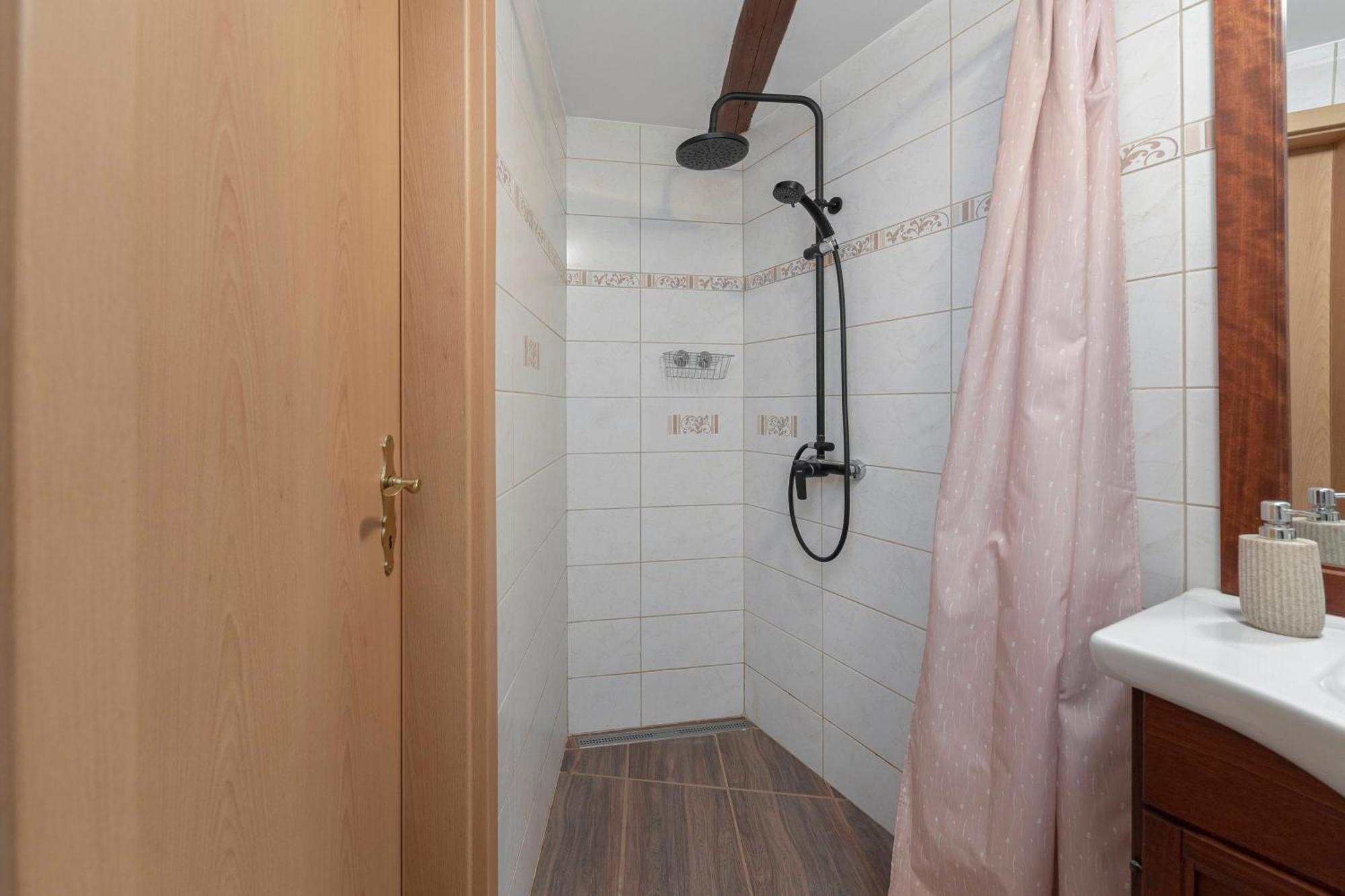 Under The Rock House In Osp With Hot Tub Apartamento Exterior foto