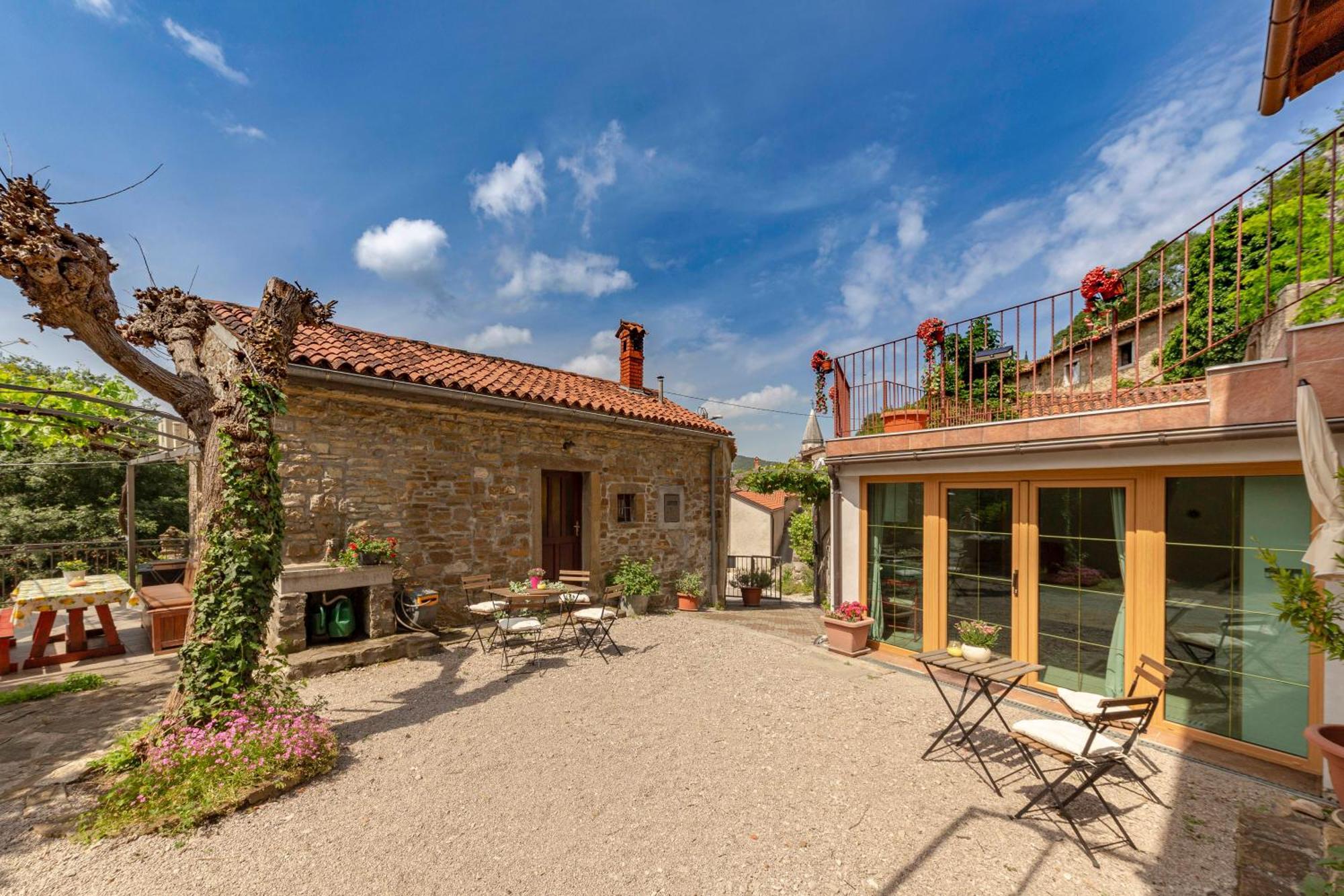 Under The Rock House In Osp With Hot Tub Apartamento Exterior foto