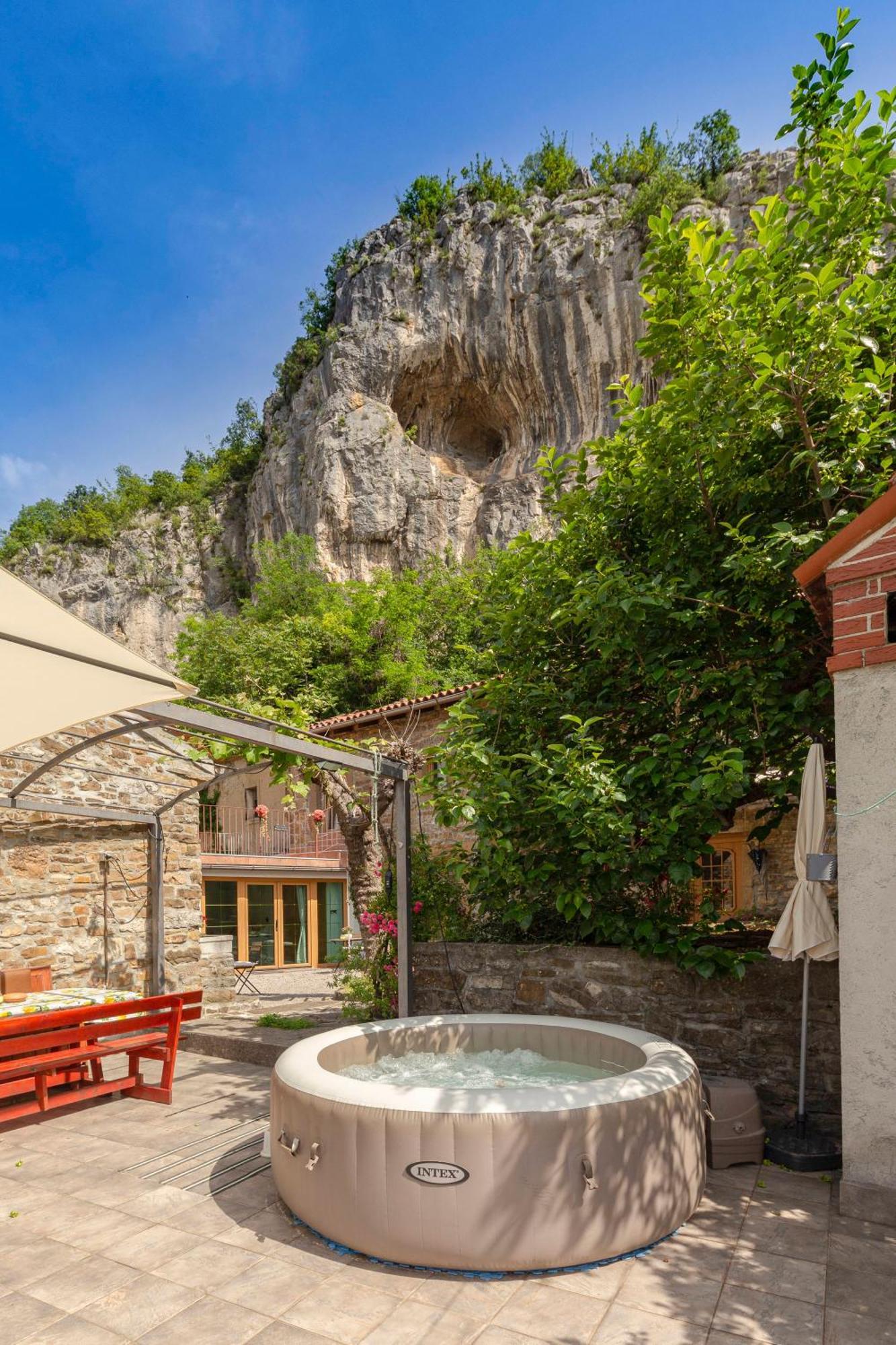 Under The Rock House In Osp With Hot Tub Apartamento Exterior foto