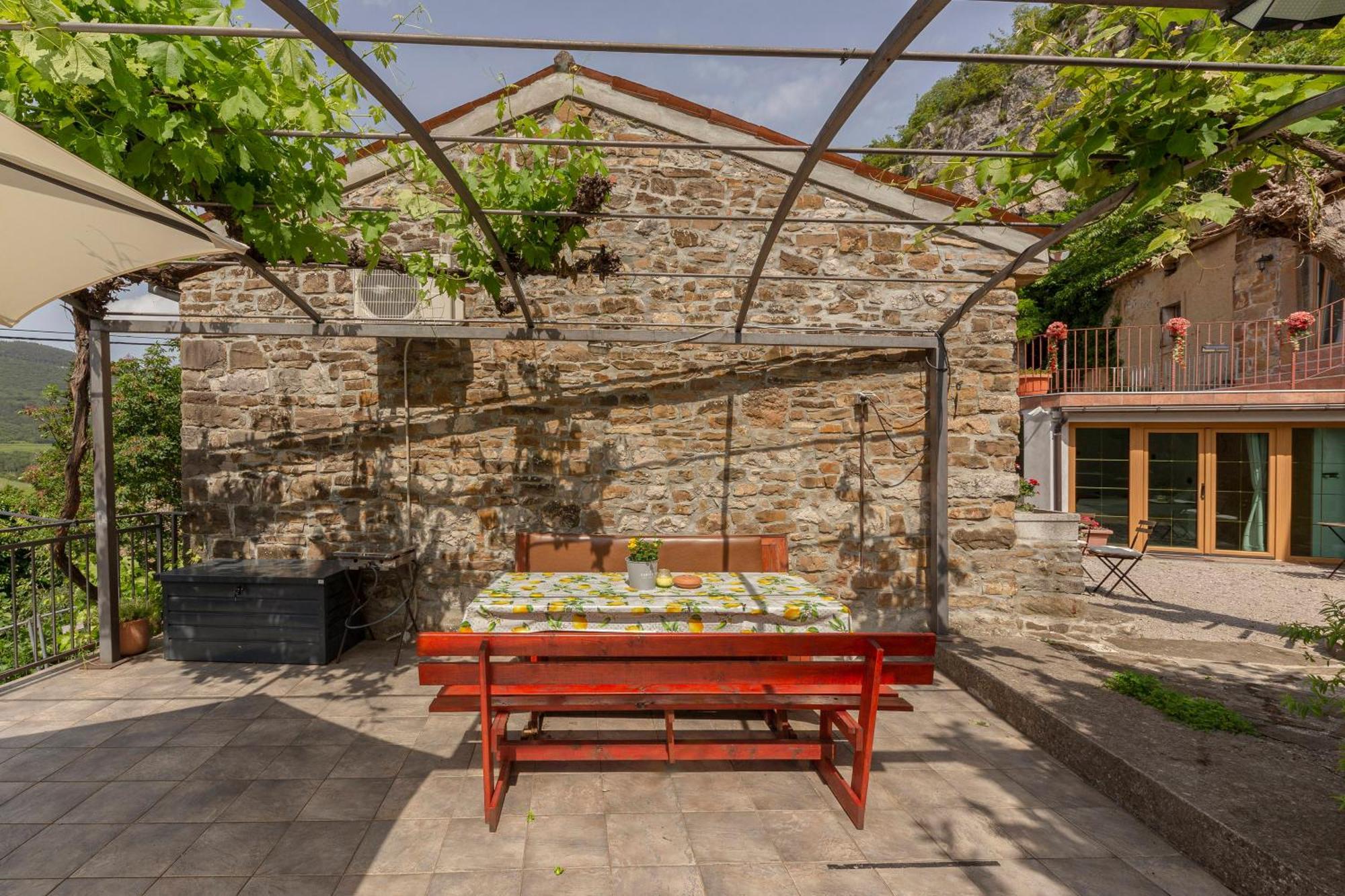 Under The Rock House In Osp With Hot Tub Apartamento Exterior foto