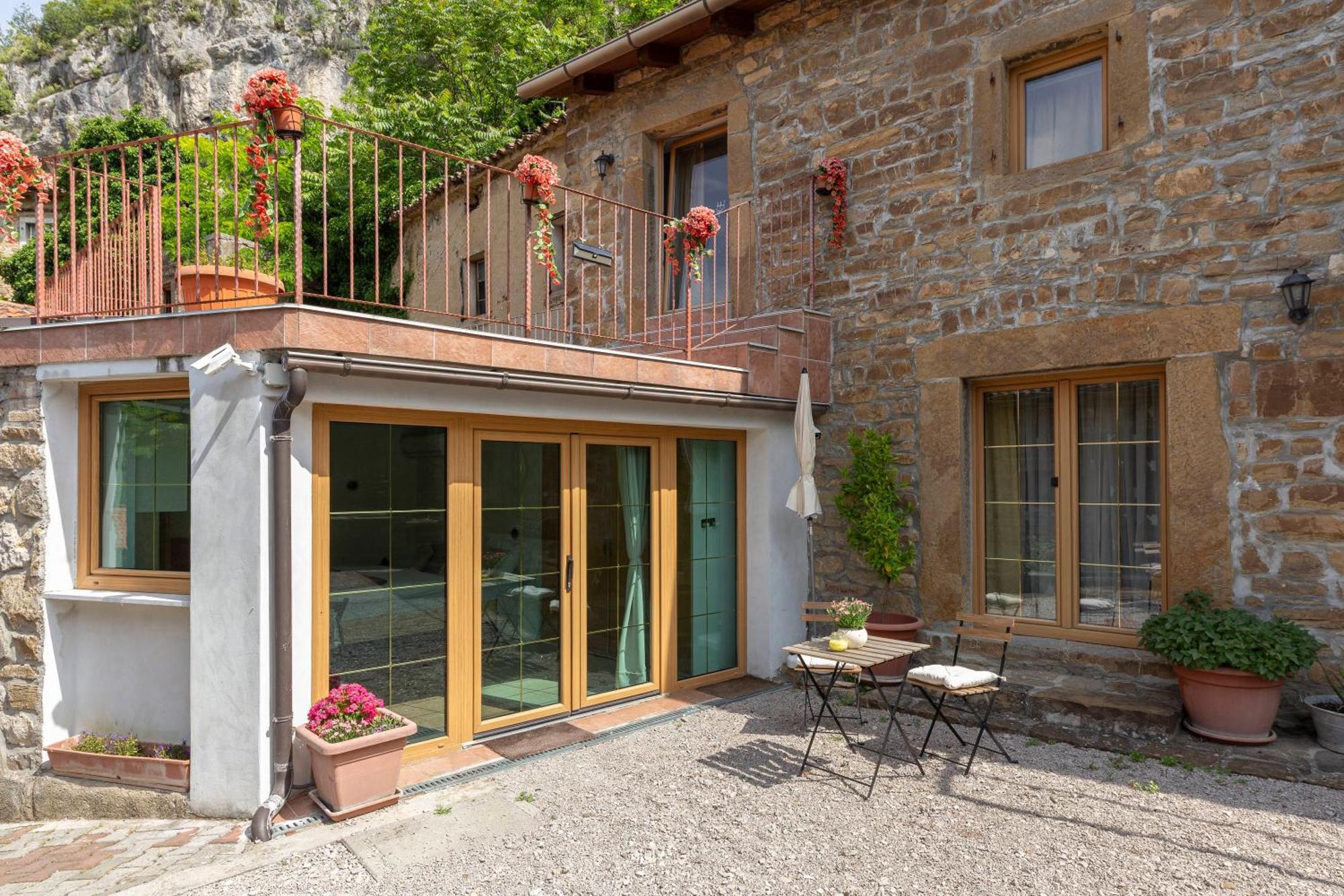 Under The Rock House In Osp With Hot Tub Apartamento Exterior foto