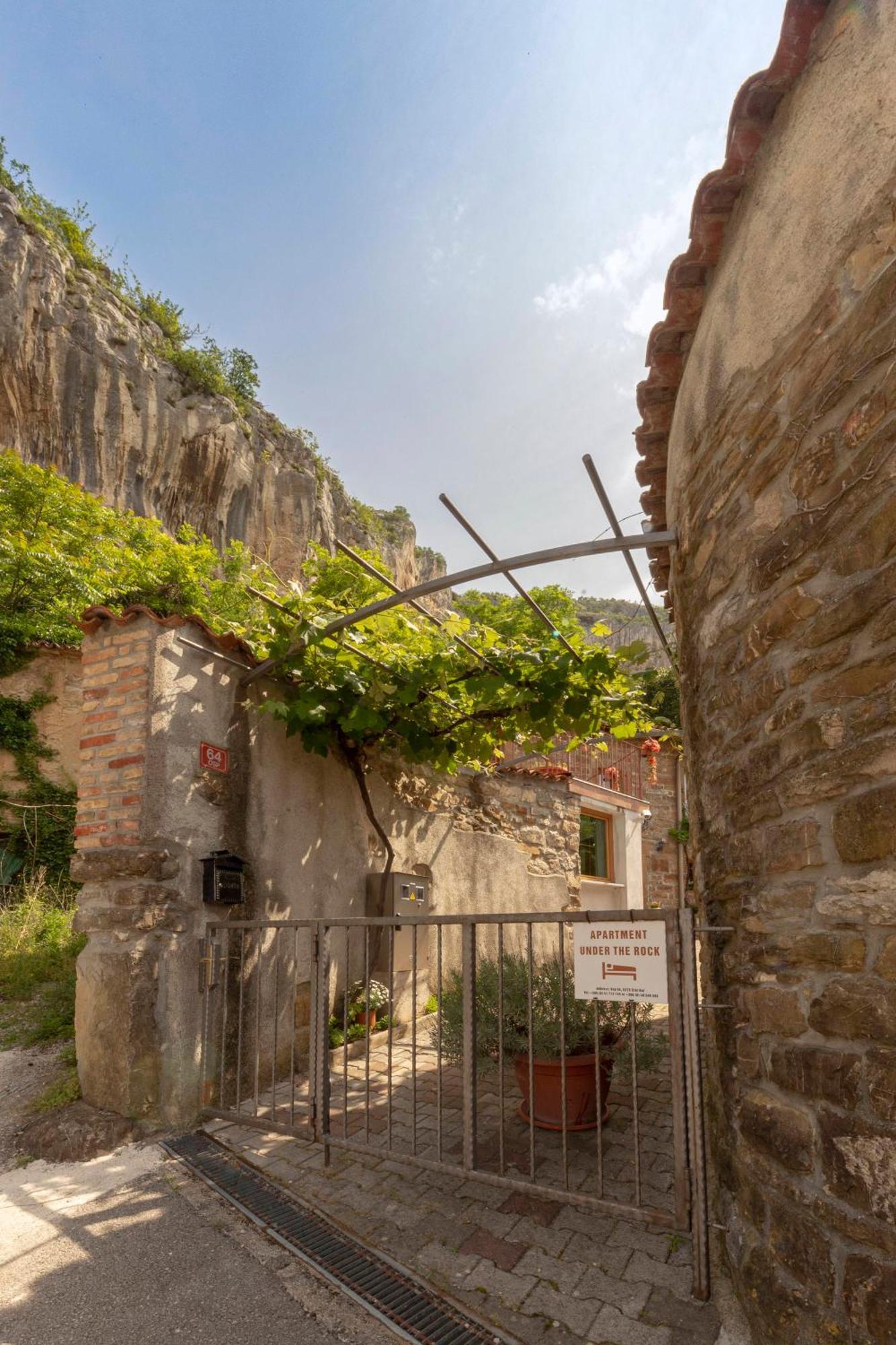 Under The Rock House In Osp With Hot Tub Apartamento Exterior foto