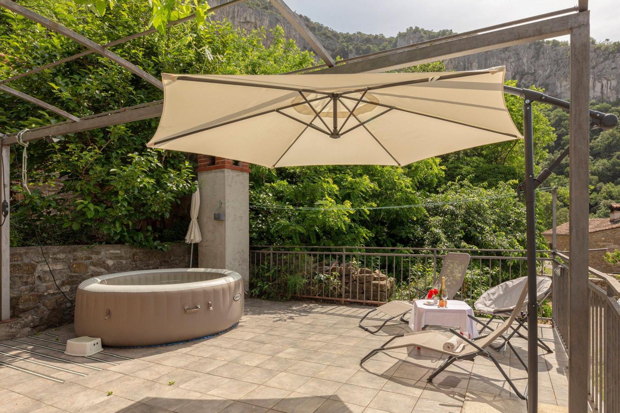 Under The Rock House In Osp With Hot Tub Apartamento Exterior foto
