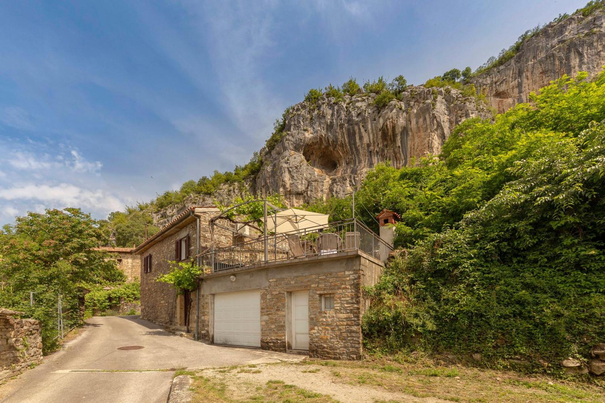 Under The Rock House In Osp With Hot Tub Apartamento Exterior foto