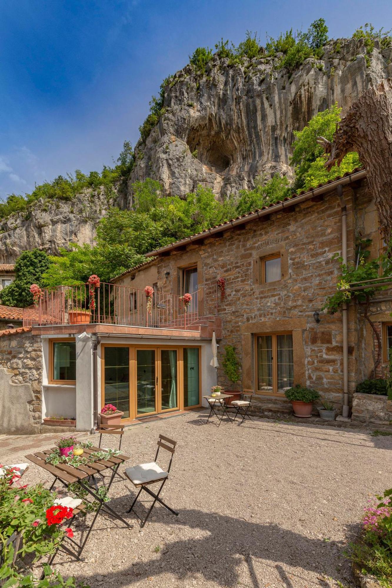 Under The Rock House In Osp With Hot Tub Apartamento Exterior foto